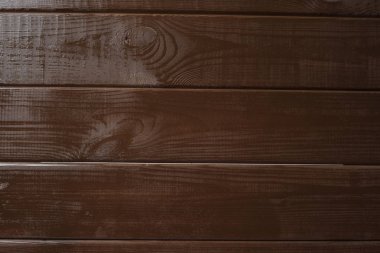 Arka plan kahverengi boya ile boyanmış panoları.