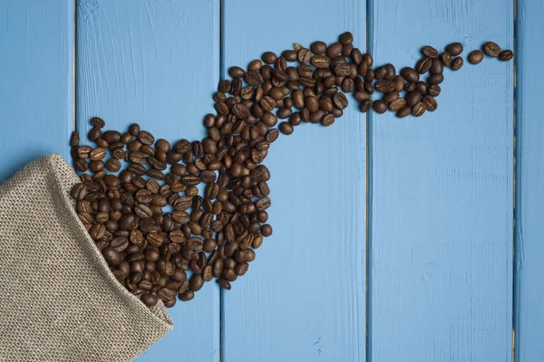 Koffiebonen Een Houten Blauwe Achtergrond Rechtenvrije Stockafbeeldingen