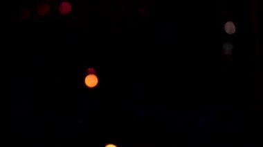 Gece gökyüzüne karşı parlak havai fişekler. Gece gökyüzünde havai fişek.