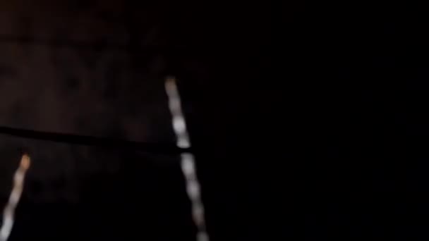 明亮的烟花对夜空 夜空中的烟花 — 图库视频影像