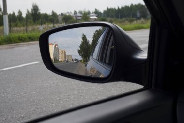 Araba dünya taşımacılığının ilk yöntemidir. kirlilik nedeniyle tartışmalı da biz sürüş özgürlük bir görüntü vardır. Refleks