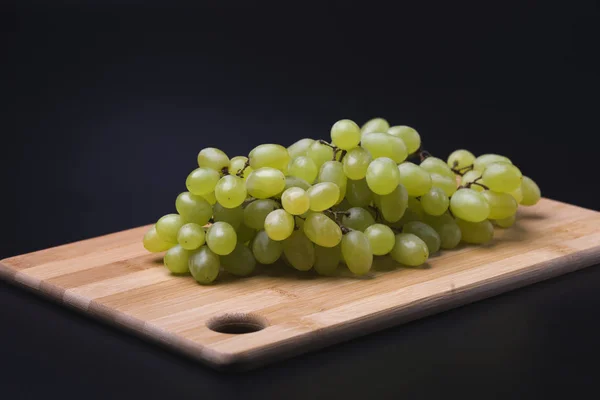 Grüne Trauben Auf Schwarzem Hintergrund Weiße Trauben Süße Gelbe Trauben — Stockfoto