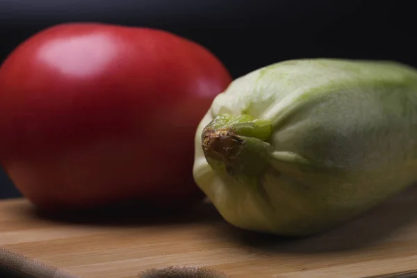 Tomate Mûre Rouge Tomate Noire Mûre Rouge Sur Fond Gros — Photo