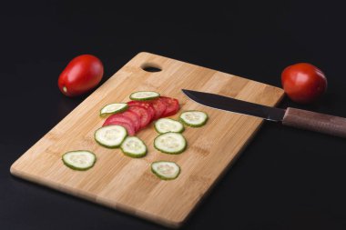 Salata. Sebze salatası pişiriyorum. Domates ve salatalık salatası. Domates ve salatalık.