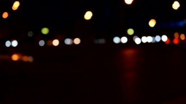 Yol trafiği. Gece trafiği. Bulanık bokeh, yolda çalışan araba..