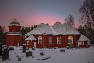sihirli ışıkla bir soğuk kış sabahı tahtadan yapılmış tipik İsveç Kilisesi