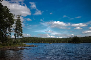 Mavi gökyüzü ve beyaz bulutlar ile İsveçli Gölü