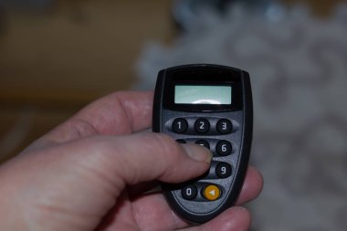 bir el tarafından online banka tutmak için tan jeneratör