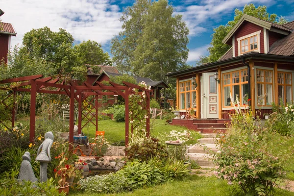 Sundborn Dalarna Sweden Julho04 2014Bela Casa Sueca Com Jardim Natural — Fotografia de Stock
