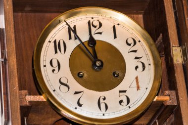 bir antika saat başından beş dakika kadar 12 parçası