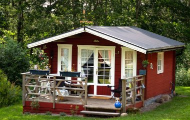 tipik kırmızı ve beyaz İsveç tatil yazlık