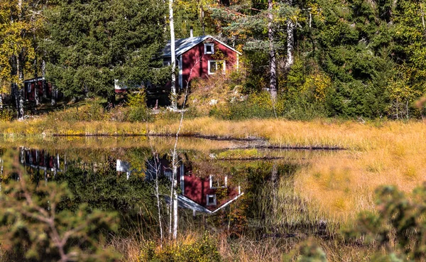 Шведская идиллия возле озера — стоковое фото