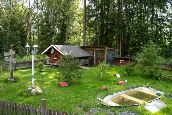 Bahçede hayvan kabin bir İsveç evi gibi görünüyor — Stok fotoğraf