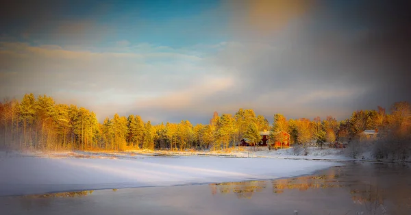 Inverno com muito gelo e neve na Suécia ao lado de um riv congelado — Fotografia de Stock