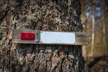 Kendi metnin için beyaz yüzeyi olan tahtadan bir işaret.