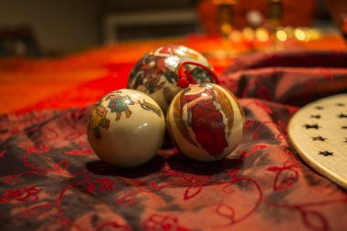 Noel için farklı kırmızı unsurlarla süslenmiştir. 