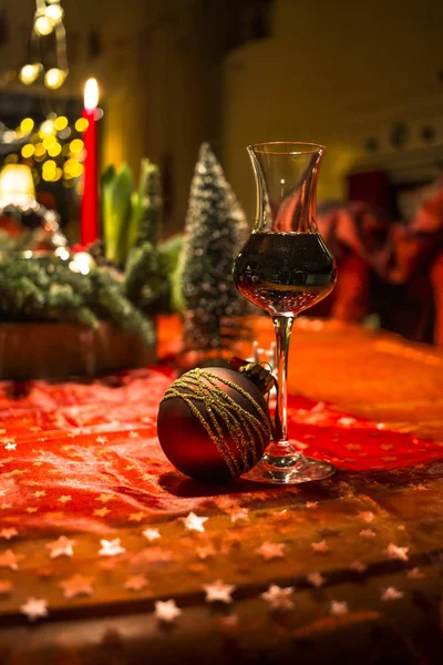 Decoración para Navidad con diferentes elementos festivos en rojo — Foto de Stock