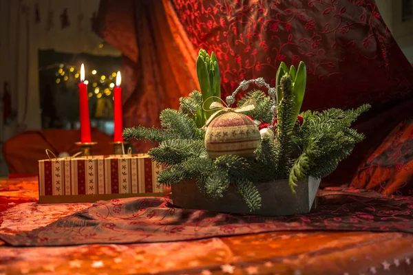 Decoración para Navidad con diferentes elementos festivos en rojo — Foto de Stock