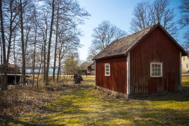 Kırsal çevredeki Varmland / İsveç 'teki eski ahırda ilkbahar