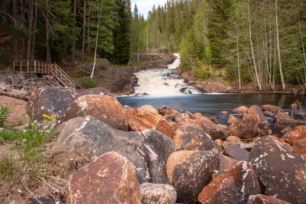 Říční Krajina Švédském Vaermlandu Kamenitým Korytem Řeky Pořízena Dlouhou Expozicí — Stock fotografie