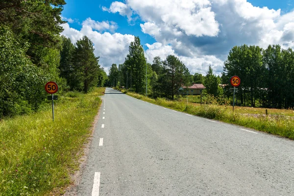 Szwecja Główna Droga Przez Małą Szwedzką Wioskę Nordmark Piękny Słoneczny — Zdjęcie stockowe