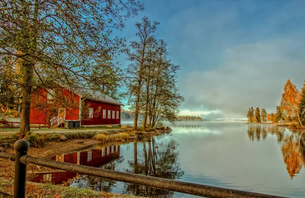 Suécia Filipstad Manhã Nebulosa Lago Com Uma Típica Casa Sueca — Fotografia de Stock