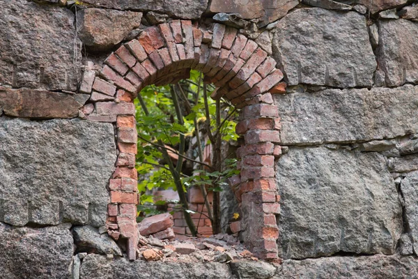 Старая Разрушенная Каменная Стена — стоковое фото