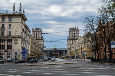 Minsk, Belarus - 29 Nisan 2019: Cazibe - Minsk Gates ve Tren İstasyonu
