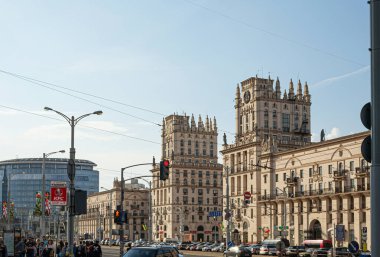 Minsk, Belarus - 29 Nisan 2019 - Minsk Gates, tren istasyonunun karşısında yer almaktadır..