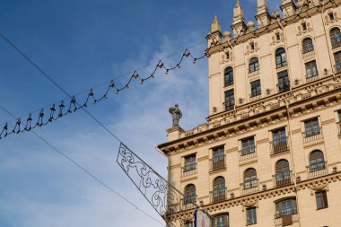 Minsk, Belarus - 29 Nisan 2019 - Minsk Gates, tren istasyonunun karşısında yer almaktadır..