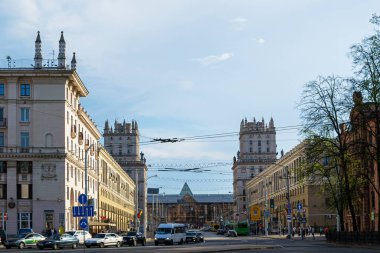 Minsk, Belarus - 29 Nisan 2019: Cazibe - Minsk Gates ve Tren İstasyonu