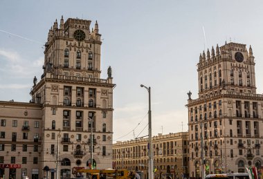 Minsk, Belarus - 29 Nisan 2019 - Minsk Gates, tren istasyonunun karşısında yer almaktadır.