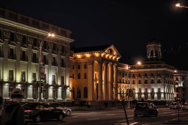 Minsk, Belarus - 29 Nisan 2017 Belarus Cumhuriyeti Devlet Güvenlik Komitesi binası. Prospekt Nezavisimosti - Minsk 'teki Independence Caddesi. Geceleri şehir. Meşhur Tarihi Yer