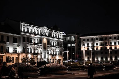 Minsk, Belarus - 29 Nisan 2017: Prospekt Nezavisimosti - Minsk Bağımsızlık Bulvarı. Geceleri şehir