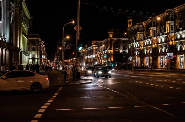 Minsk, Belarus - 29 Nisan 2017: Prospekt Nezavisimosti - Minsk Bağımsızlık Bulvarı. Geceleri şehir