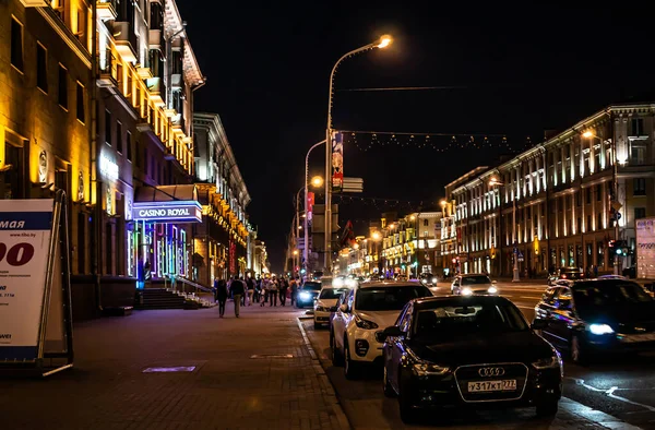 Minsk, Belarus - 29 Nisan 2017: Minsk 'teki Independence Caddesi' ndeki Belarus Kumarhanesi. Minsk 'te eğlence. Gece hayatı