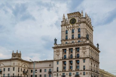 Minsk, Belarus - 29 Nisan 2019 - Minsk Gates, tren istasyonunun karşısında yer almaktadır..