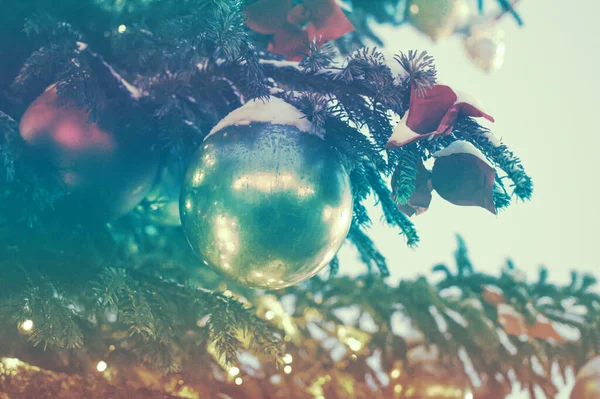 Boże Narodzenie Drzewo Gałąź Kulkami Światełkami — Zdjęcie stockowe