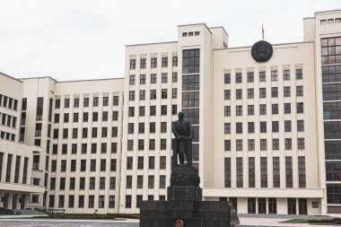 Minsk, Belarus - 29 Nisan 2017: Minsk 'teki Independence Meydanı' ndaki meclis binası. Lenin anıtı. Meşhur Tarihi Yer