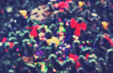 Noel ağacı ışıkları arka plan, bulanık Noel ışıkları. Reklamınız, posteriniz, afişiniz için tasarım