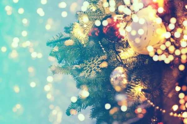 Cabang Pohon Natal Dengan Bola Natal Dan Lampu Desain Untuk — Stok Foto