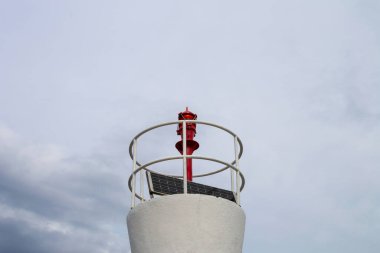 Güneş enerjili deniz feneri, fenerde güneş pili