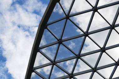 Alışveriş merkezinin metal cam çatı yapısı