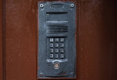 Ön kapıdaki eski dahili telefon.