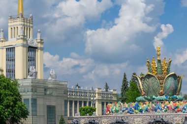 Moskova, Rusya - 7 Haziran 2020: VDNH, Ulusal Ekonomi Başarı Sergisi. Taş Çeşmesi