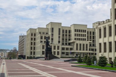 Minsk, Belarus - 29 Nisan 2017: Minsk 'teki Independence Meydanı' ndaki meclis binası. Lenin anıtı. Meşhur Tarihi Yer