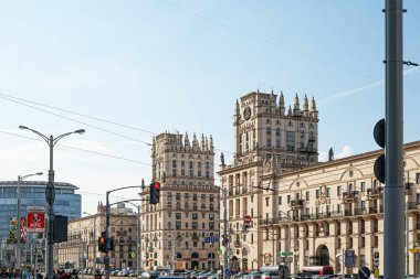 Minsk, Belarus - 29 Nisan 2019 - Minsk Gates, tren istasyonunun karşısında yer almaktadır..