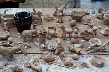 Moskova, Rusya - 5 Eylül 2020. Çocuklar açık havada kil heykelcikler yontuyorlar. Sanat, yaratıcılık. Kil modelleme, kültürel gelenekler, hobi