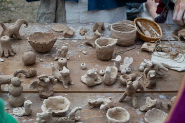 Moskova, Rusya - 5 Eylül 2020. Çocuklar açık havada kil heykelcikler yontuyorlar. Sanat, yaratıcılık. Kil modelleme, kültürel gelenekler, hobi
