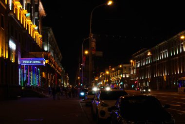 Minsk, Belarus - 29 Nisan 2017: Minsk 'teki Independence Caddesi' ndeki Belarus Kumarhanesi. Minsk 'te eğlence. Gece hayatı